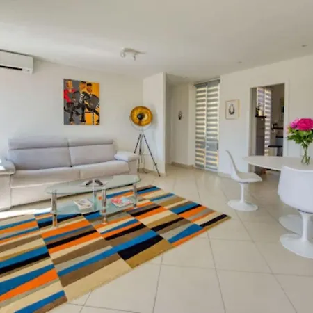 Quiet Cocoon In The Heart Of * Niza